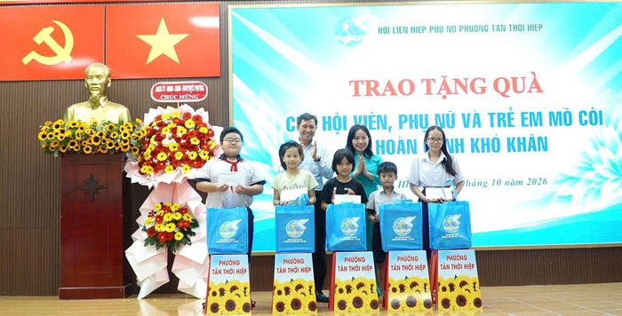 Tặng quà cho trẻ có hoàn cảnh đặc biệt.
