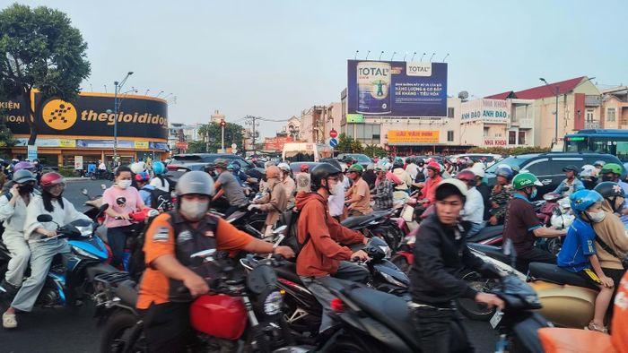Ùn tắc giao thông tại một giao lộ trên đường Trường Chinh.