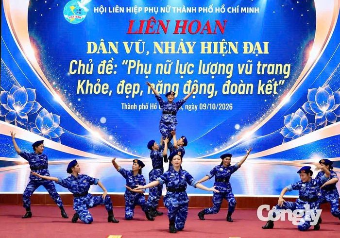 Chương trình nghệ thuật Phụ nữ lực lượng vũ trang.