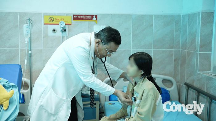 Bác sĩ thăm khám cho bệnh nhi.