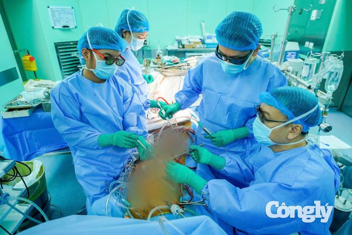 Các bác sỹ phẫu thuật nội soi bảo tồn van tim.