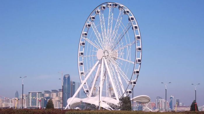 Một khung cảnh tuyệt đẹp của Vòng quay Baku Eye. Nguồn ảnh: Tofiq005 (Tofiq Vəliyev), CC BY-SA 4.0 , qua Wikimedia Commons