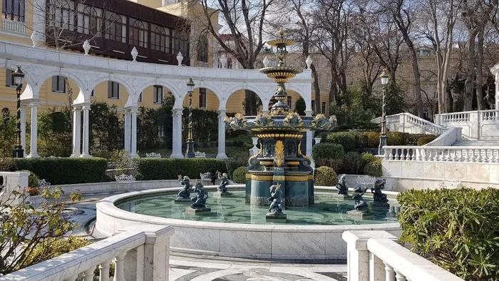 Toàn cảnh Vườn Philharmonic ở Baku. Nguồn ảnh: Nigar2nigarnigar, CC BY-SA 4.0 , qua Wikimedia Commons