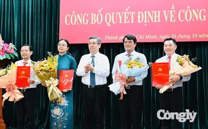 Ông Phước Lộc trao quyết định, tặng hoa chúc mừng ông Bùi Thành Nhân (thứ hai từ phải qua) và các nhân sự (Ảnh: Việt Dũng)