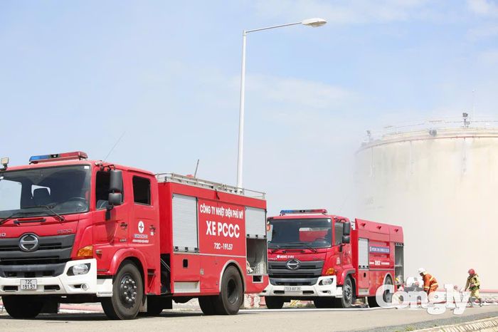 Đám mây khí lan đến khu vực bồn đang cháy, cách khoảng 50m. Khi gặp nguồn nhiệt, khí phát nổ rồi bùng cháy dữ dội, đe dọa trực tiếp bồn chứa T-3006 bên cạnh, đặt khu vực trước nguy cơ cháy lan dây chuyền.
