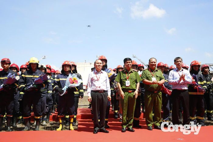 Dịp này, UBND TP.HCM trao Bằng khen cho các tập thể, cá nhân có thành tích xuất sắc trong công tác phòng cháy, chữa cháy.