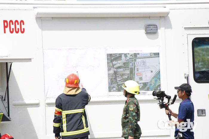 Sức ép vụ nổ còn làm sập một phần kết cấu tòa nhà hành chính cách đó khoảng 150m, gây chập điện và cháy lớn. Khói dày đặc bao trùm các lối thoát hiểm, khiến 15 nhân viên văn phòng mắc kẹt bên trong.