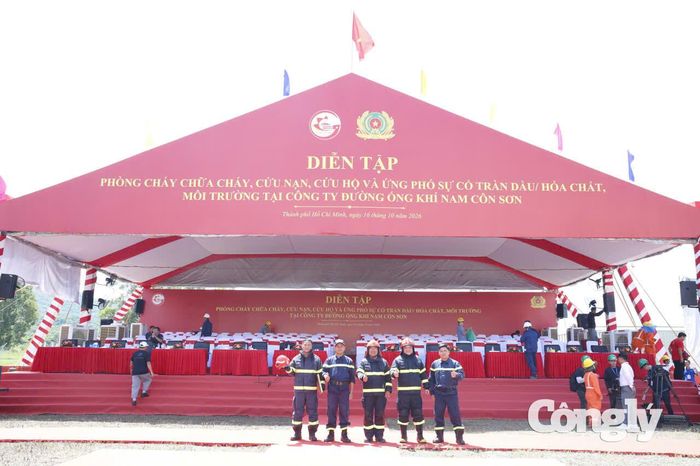 Hàng trăm cán bộ, chiến sĩ cùng hơn 100 xe chữa cháy các loại được huy động, phối hợp với lực lượng chức năng địa phương và lực lượng chữa cháy tại chỗ triển khai đội hình từ nhiều hướng.