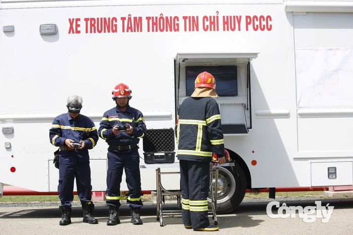 Cùng thời điểm, tại cụm van dừng khẩn cấp 26 inch ở đầu vào nhà máy, 5 công nhân gặp nạn. Trong đó, 2 người bị thương do sức ép vụ nổ, 3 người bị thương khi kết cấu nhà tạm sập đổ. Các nạn nhân không thể tự di chuyển, cần lực lượng chuyên nghiệp tiếp cận, đưa ra ngoài cấp cứu.