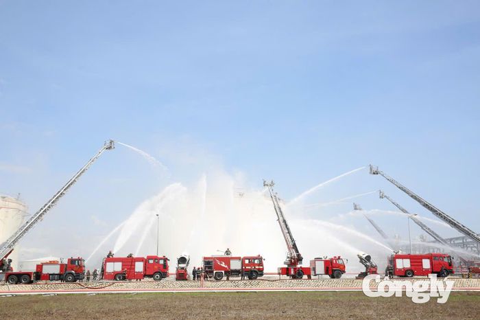 Các mũi chữa cháy nhanh chóng tiếp cận khu vực bồn chứa đang bốc lửa, phun nước làm mát, ngăn cháy lan sang các bồn lân cận. Lực lượng cứu nạn, cứu hộ đồng thời tìm kiếm, tiếp cận những người bị thương và đưa các nạn nhân ra khỏi khu vực nguy hiểm.