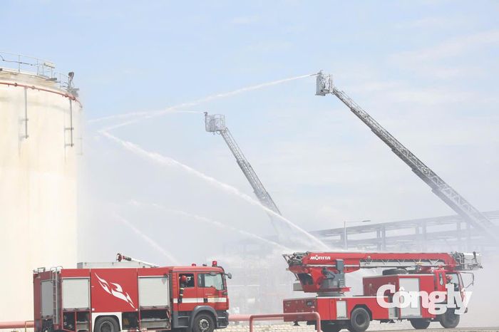 Tình huống tiếp tục diễn biến phức tạp khi gioăng phía trước van dừng khẩn cấp tại khu vực thiết bị tiếp nhận, tách lỏng đầu vào nhà máy V-2103 bị hư hỏng. Khí và condensate dưới áp suất vận hành khoảng 90 bar phun mạnh ra ngoài, tạo thành đám mây khí lớn.