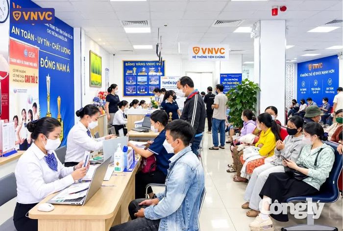 Nhiều gia đình đưa con đi tiêm vắc xin não mô cầu.