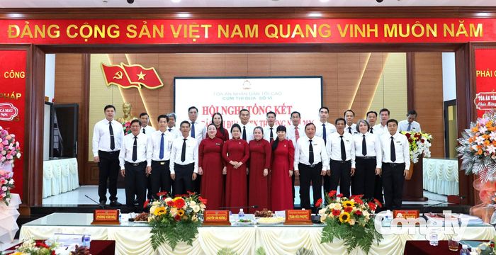 Các đại biểu chụp ảnh lưu niệm tại hội nghị