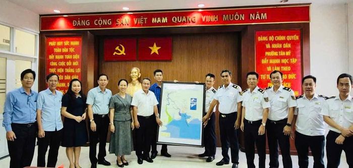 Hai bên chụp hình lưu niệm tại buổi làm việc.