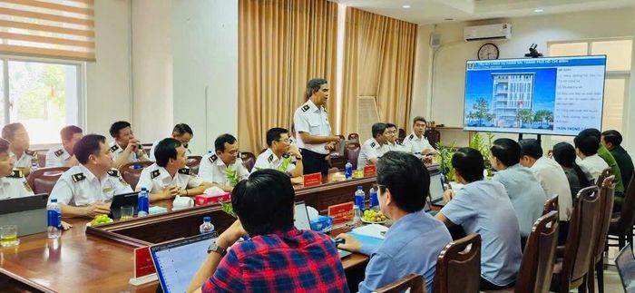 Lãnh đạo Cảng vụ Hàng hải TP.HCM thông tin về tình hình hoạt động, công tác quản lý nhà nước chuyên ngành hàng hải và những nội dung có liên quan đến địa bàn phường Tân Mỹ.