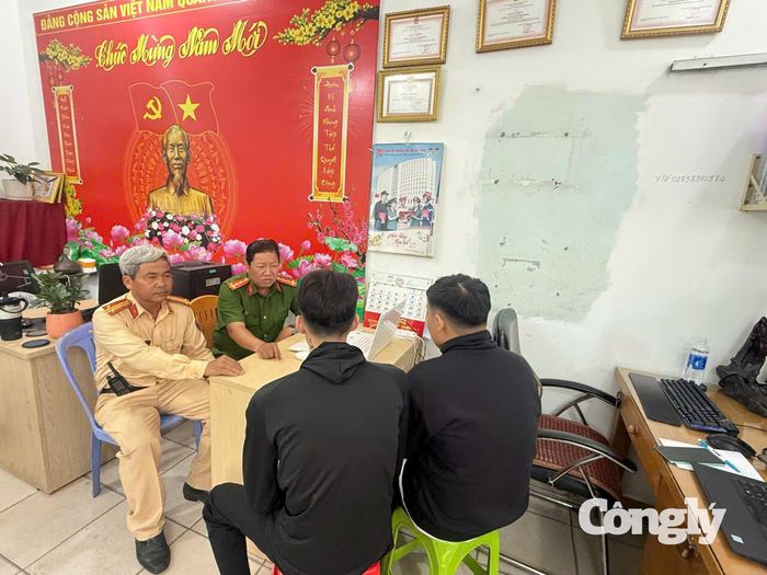 Các thanh thiếu niên làm việc với công an.