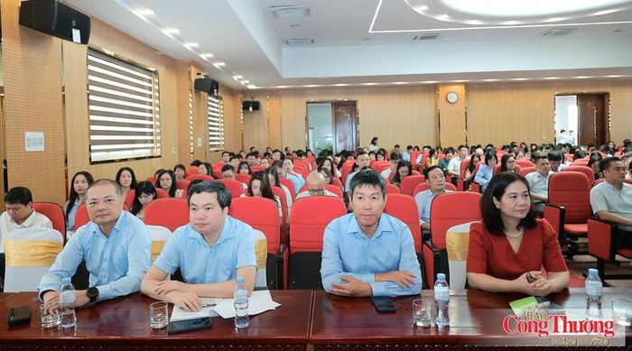 Đảng viên các tổ chức đảng của cơ quan, đơn vị thuộc Bộ Công Thương tham gia hội nghị. 