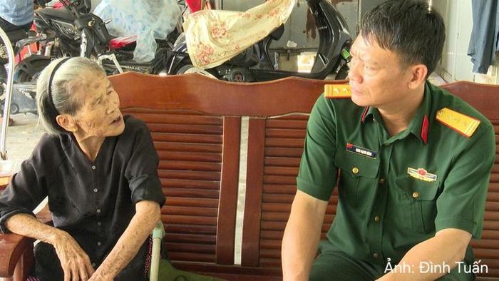 Thượng tá Đinh Mạnh Hùng gặp gỡ các nhân chứng, thu thập thông tin về mộ liệt sĩ tại khu vực Tổ dân phố Đông Giang 2.