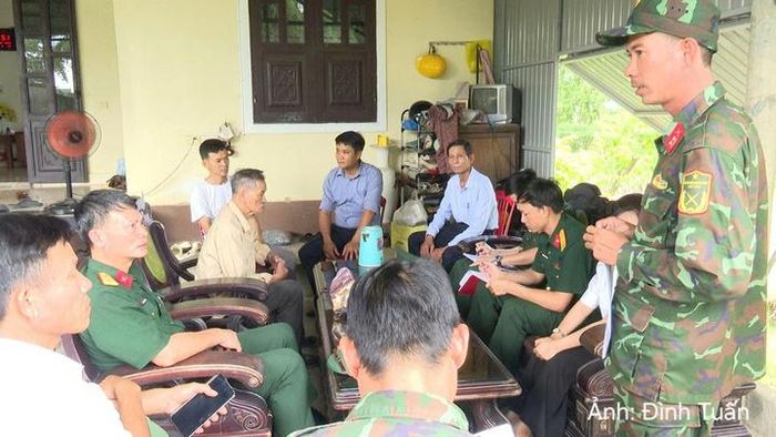 Đoàn công tác gặp gỡ, trao đổi với các nhân chứng liên quan thông tin về mộ liệt sĩ.