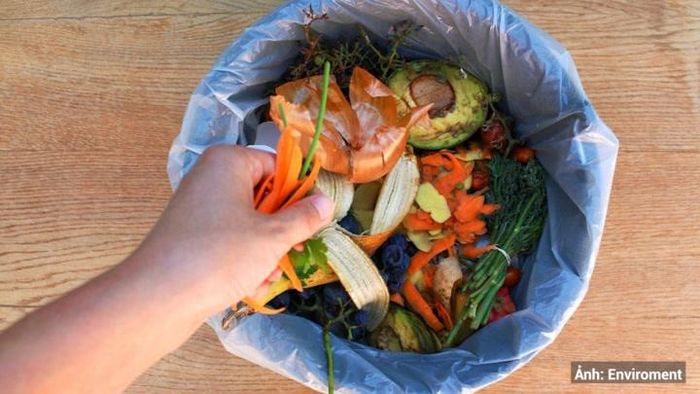 Khi bị vùi trong các bãi rác, rác hữu cơ phân hủy trong điều kiện yếm khí, tạo ra một lượng lớn khí mê-tan.