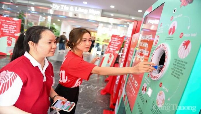 Chai nhựa phế thải và ước mơ xây dựng đô thị xanh của người trẻ Thủ đô.