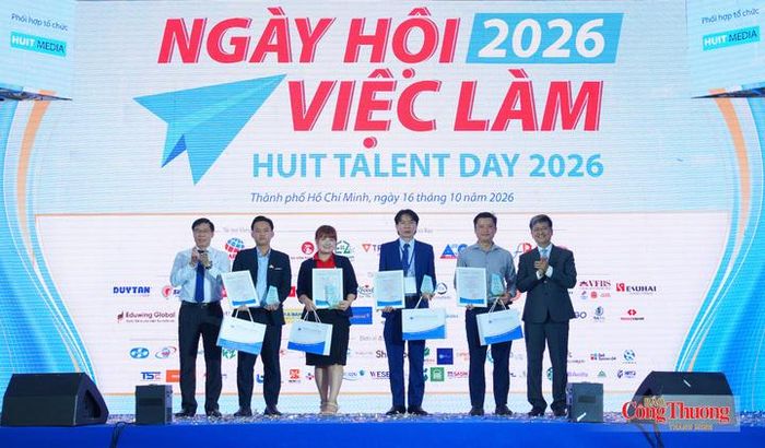 PGS.TS. Nguyễn Xuân Hoàn, Hiệu trưởng và TS. Thái Doãn Thanh, Phó Hiệu trưởng HUIT trao thư cảm ơn cho các doanh nghiệp đồng hành Ngày hội việc làm 2026.