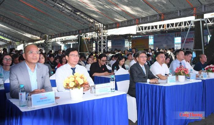 PGS.TS. Nguyễn Xuân Hoàn, Hiệu trưởng HUIT và các đại biểu tham dự sự kiện.