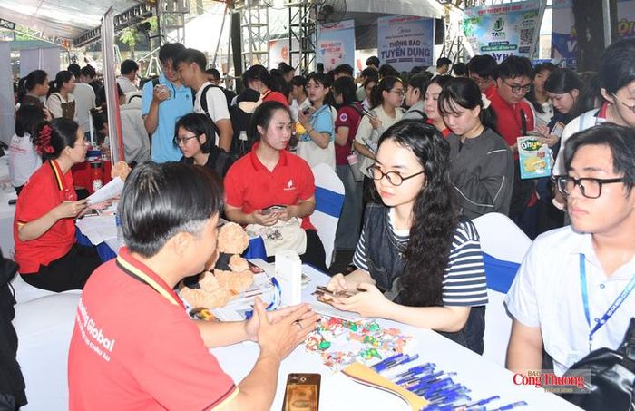 Danh nghiệp phỏng vấn trực tiếp sinh viên tại "Ngày hội việc làm - HUIT Talent Day 2026".