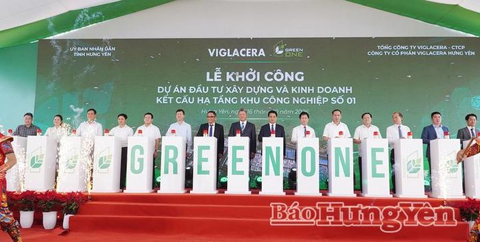 Các đại biểu bấm nút phát lệnh khởi công dự án đầu tư xây dựng và kinh doanh kết cấu hạ tầng Khu công nghiệp số 01.