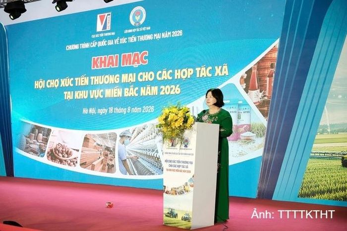 Bà Cao Xuân Thu Vân - Chủ tịch Liên minh Hợp tác xã Việt Nam phát biểu tại Hội chợ xúc tiến thương mại cho các hợp tác xã tại khu vực miền Bắc năm 2026.
