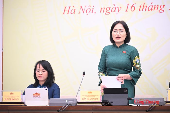 Bà Trần Thị Kim Nhung, Ủy viên là đại biểu chuyên trách Ủy ban Pháp luật và Tư pháp của Quốc hội thông tin tại họp báo.