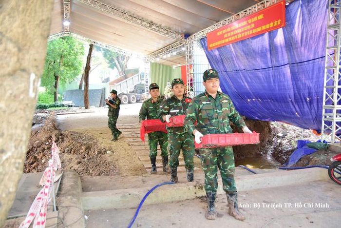 Trong ngày 16/10, các lực lượng đã phát hiện, quy tập thêm 12 hài cốt liệt sĩ cùng 6 bộ di vật kèm theo, tại Công viên Lê Thị Riêng.