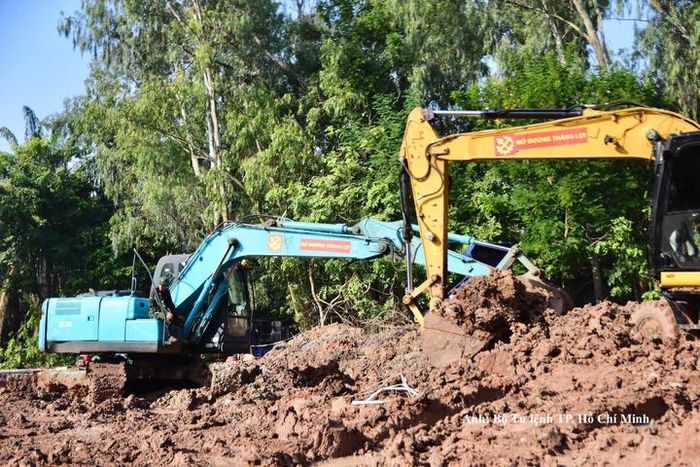 Bộ Tư lệnh TP. Hồ Chí Minh đã huy động 3 máy cuốc, 1 xe ben và 2 xe tải 3,5 tấn phục vụ công tác đào, vận chuyển đất.