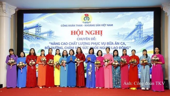 Biểu dương những tập thể, cá nhân có thành tích tiêu biểu trong công tác tổ chức, quản lý, phục vụ bữa ăn ca, bồi dưỡng và chăm sóc sức khỏe người lao động