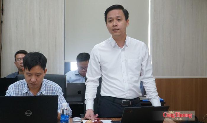 Đại diện Phòng Pháp chế và Kiểm tra, Cục Địa chất và Khoáng sản Việt Nam giải đáp các vướng mắc của các Sở Công Thương tại buổi làm việc của Cục trưởng Trần Bình Trọng tại TP. Đà Nẵng chiều 16/10.