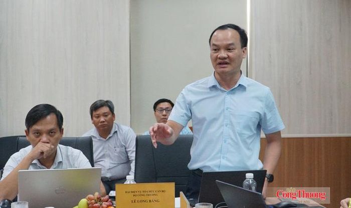Ông Lê Long Bằng, đại diện Vụ Tổ chức cán bộ, Bộ Công Thương phát biểu tại buổi làm việc của Cục trưởng Cục Địa chất và Khoáng sản Việt Nam Trần Bình Trọng với 4 Sở Công Thương chiều 16/10