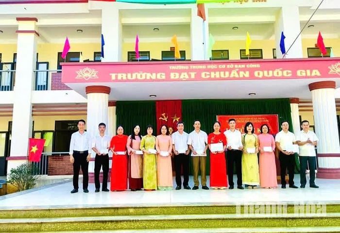 Trường THCS Ban Công trao thưởng cho giáo viên có thành tích xuất sắc trong năm học 2025-2026.