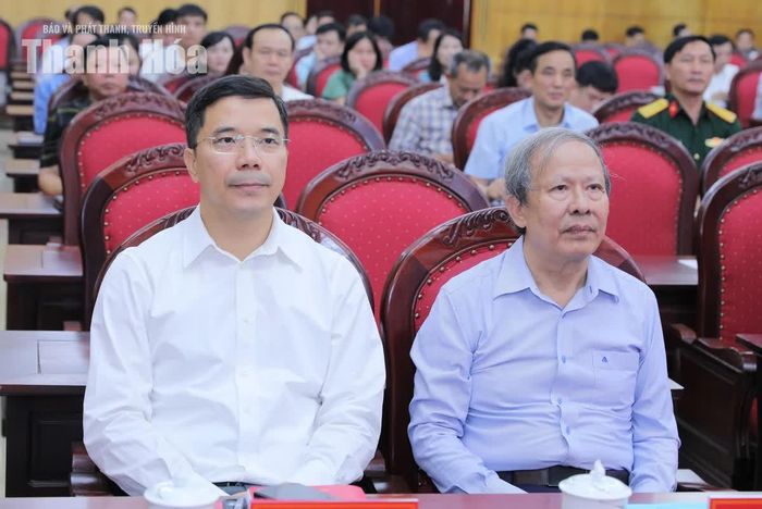 Phó Bí thư Thường trực Tỉnh ủy Nguyễn Hồng Phong và đại biểu dự tại điểm cầu Tỉnh ủy Thanh Hóa.