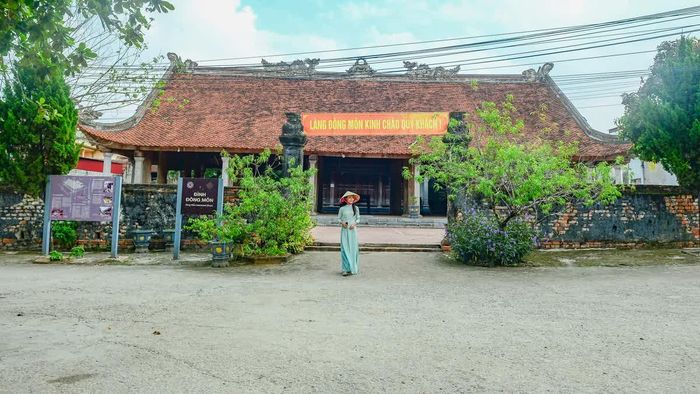 Vào dịp rằm tháng Giêng, người dân trong làng tổ chức lễ hội Thành hoàng tại đình, thu hút đông đảo bà con và khách thập phương tham gia. Qua nhiều thế hệ, ngôi đình trở thành điểm tựa tinh thần, gắn kết người dân trong làng bằng những phong tục, tập quán và giá trị truyền thống được gìn giữ, trao truyền.