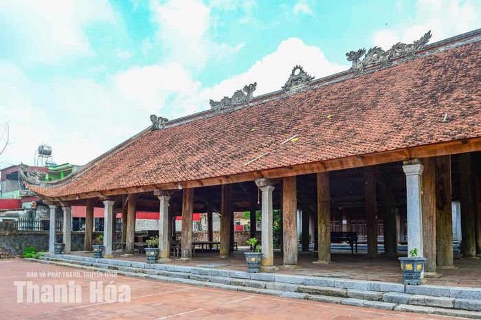 Theo những tư liệu về di tích, đình Đông Môn ban đầu được dựng bằng tranh tre dưới thời chúa Trịnh Tùng (1570-1623). Khi ấy, khu vực này là trang ấp của họ Trịnh, được giao cho quan đại thần họ Vũ là Vũ Khắc Minh cai quản. Ông được ghi nhận là người có công lao lớn đối với họ Lê và chúa Trịnh.