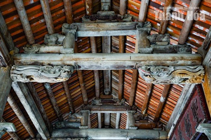 Đáng chú ý, hai vì có hình đầu rồng được chạm thủng, tạo hình nổi với đường nét công phu. Những chi tiết uốn lượn, mềm mại giúp hình tượng rồng hiện lên sinh động, đồng thời thể hiện sự khéo léo của người thợ thủ công xưa trong việc xử lý chất liệu gỗ.