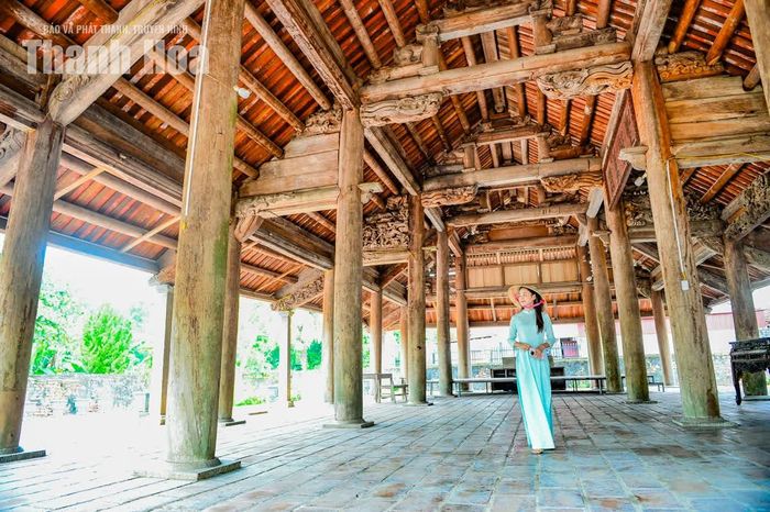 Trong tổng thể ấy, hệ thống vì kèo là một trong những bộ phận thể hiện rõ giá trị nghệ thuật của công trình. Hai vì giữa được chạm trổ cầu kỳ, phía trên kết cấu theo kiểu “giá chiêng, chồng rường”, các đường gờ, đường chỉ được xử lý tỉ mỉ, tạo nên vẻ hài hòa cho bộ khung gỗ.