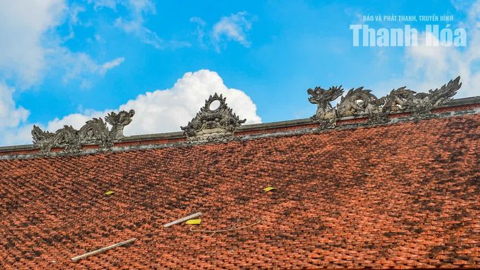 Đến năm Cảnh Hưng thứ 15, dưới triều vua Lê Hiển Tông (năm 1753), đình Đông Môn được xây cất lại bằng gỗ. Đây là dấu mốc quan trọng trong lịch sử hình thành ngôi đình, đánh dấu sự chuyển đổi từ công trình tranh tre ban đầu sang kiến trúc gỗ có quy mô và kết cấu hoàn chỉnh hơn.
