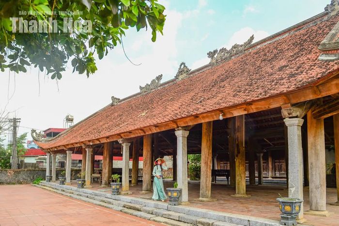 Điểm nổi bật của đình Đông Môn nằm ở kiến trúc truyền thống cùng hệ thống chạm khắc gỗ tinh tế. Công trình có kết cấu 5 gian, 2 chái, 4 mái. Đình trong nối với đình ngoài, tạo thành tổng thể theo kiểu chữ đinh, mang đặc trưng của kiến trúc đình làng truyền thống.