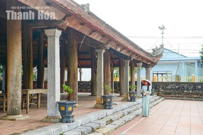 Nằm bên Thành nhà Hồ, đình Đông Môn góp thêm một lát cắt về đời sống văn hóa của vùng đất Vĩnh Lộc. Nếu thành đá phản ánh dấu ấn của một kinh đô từng tồn tại trong lịch sử, thì ngôi đình lại lưu giữ những câu chuyện về cộng đồng cư dân, tín ngưỡng và nghệ thuật kiến trúc truyền thống.