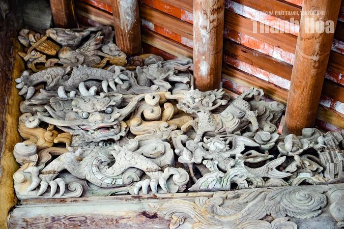 Ở phần nách của hai vì, các hình tượng “tứ linh” đan xen với “tứ quý” được chạm khắc tinh vi. Những đường nét mềm mại nhưng vẫn giữ được khối hình chắc khỏe tạo nên sự kết hợp hài hòa giữa yếu tố trang trí và kết cấu kiến trúc.