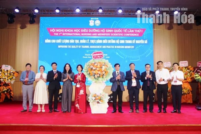 Các đại biểu tặng hoa chúc mừng hội nghị.