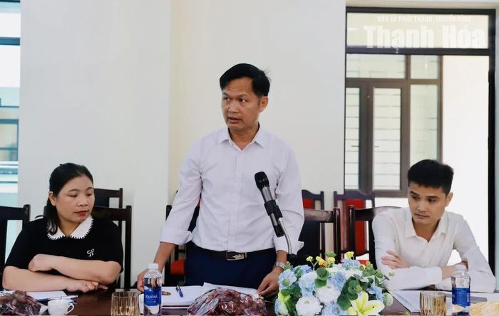 Lãnh đạo nhà trường báo cáo tại buổi làm việc.