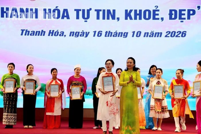Chủ tịch Hội LHPN tỉnh trao giải Nhất cho Cụm thi đua số 7 (Hội LHPN xã Thọ Xuân)