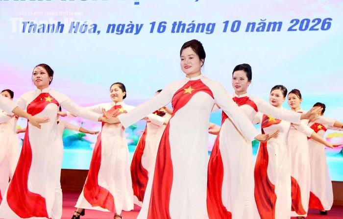 Các đội biểu diễn tiết mục thi.